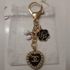 Luxury charm black pearl heart button on an unbranded keych…